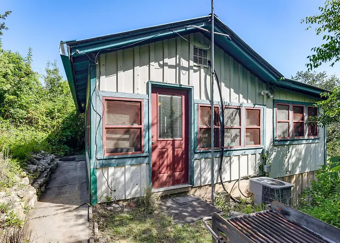 Trails On-Site! Pet-Friendly Lake Whitney Cottage